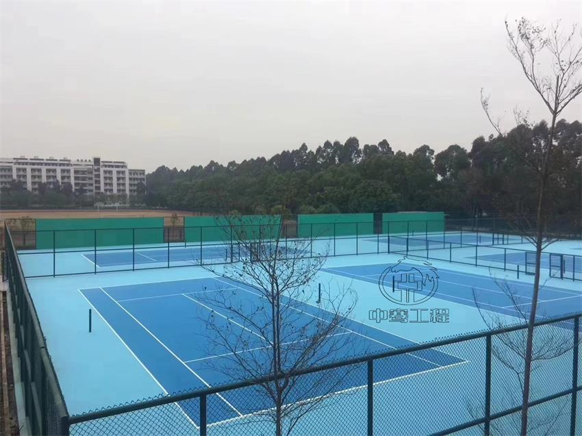 楼顶网球?。涸谟邢蘅占渲写丛煳尴蘩秩?></span>
                    <h3>楼顶网球?。涸谟邢蘅占渲写丛煳尴蘩秩?/h3>
                    <p>在都市的喧嚣中，高楼大厦如林，每一寸土地都显得尤为珍贵。然而，在这片钢筋水泥的丛林中，热爱网球的人们并没有放弃对绿茵场的...</p>
                    <span class=
